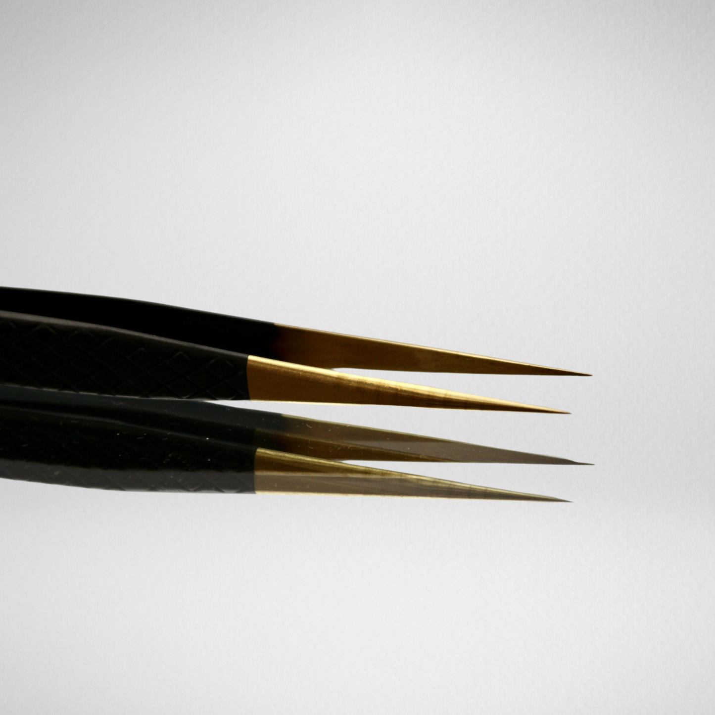 Isolate tweezer straight point Black/Gold