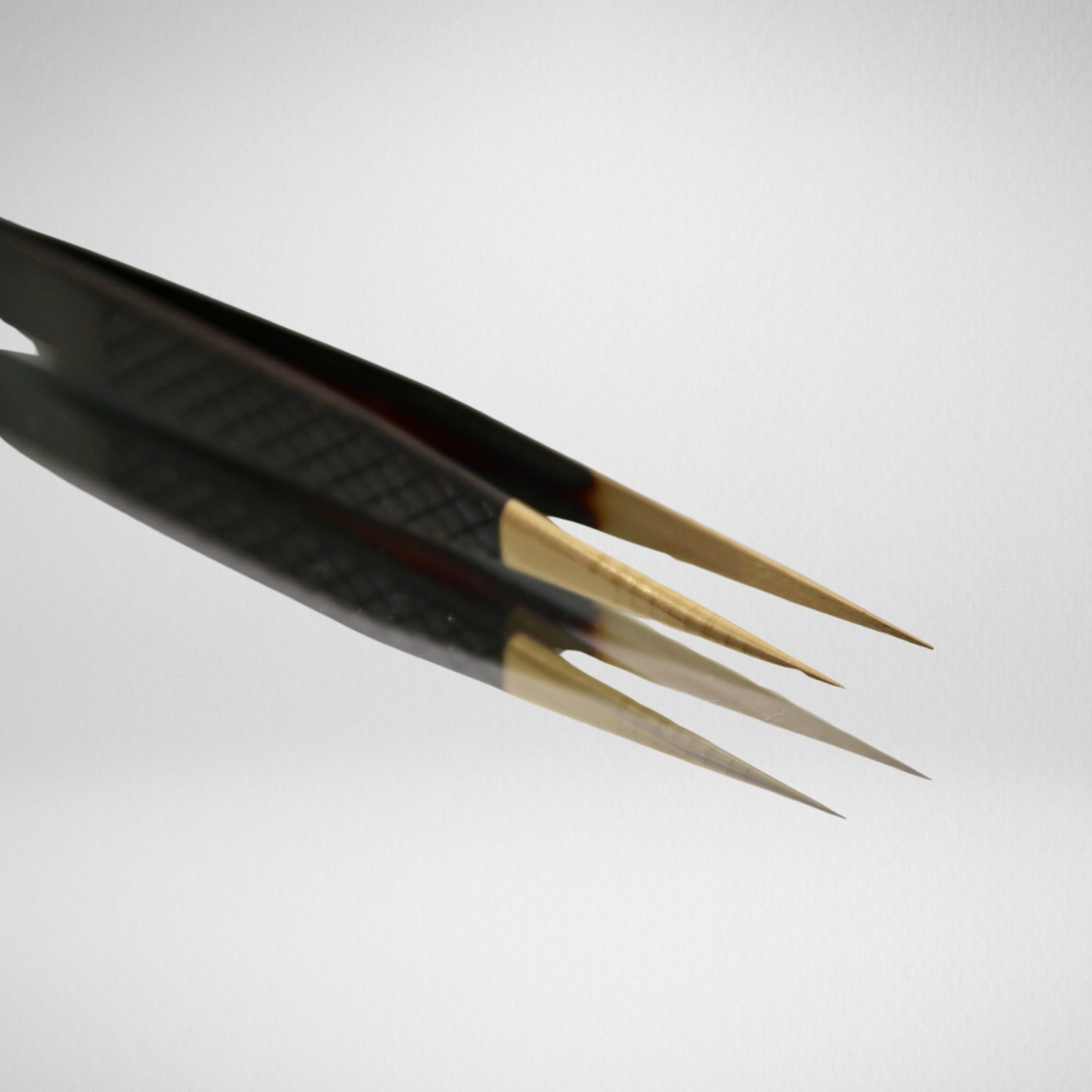 Isolate tweezer straight point Black/Gold